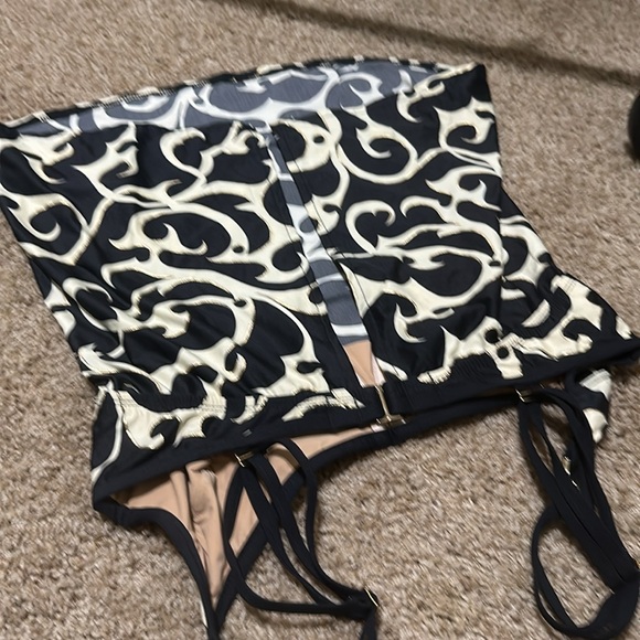 Tara Grinna swim top. tag 32-36d Beige/black pattern in gold, adjustable straps. - Picture 4 of 7